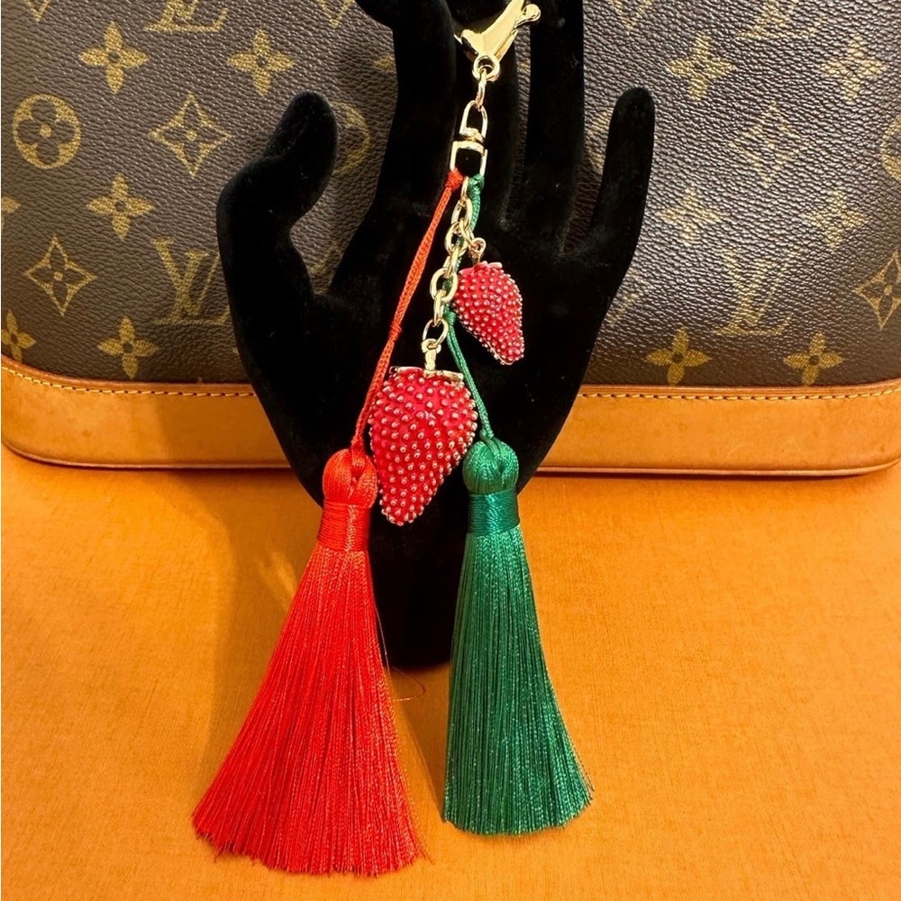 ❤️❤️❤️NEW Strawberry tassel purse keyfob/accessory❤️❤️❤️ - Picture 4 of 5